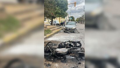 Un motociclista fue hospitalizado tras chocar con un auto en macrocentro