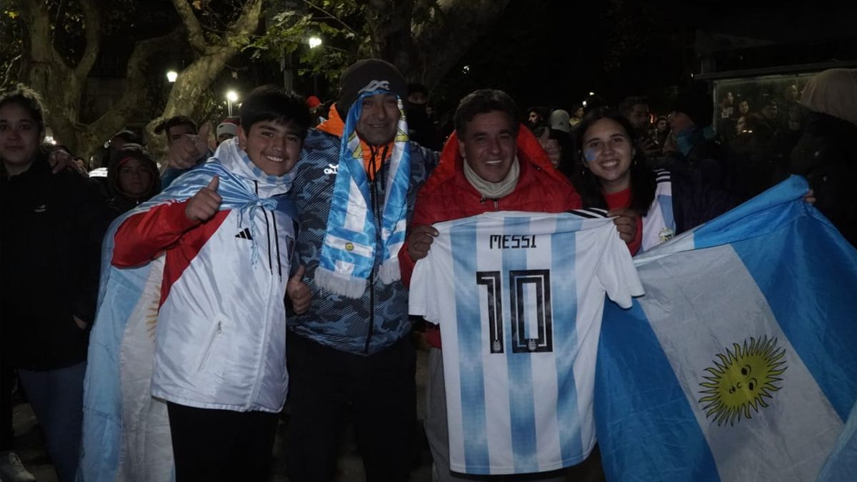 Los festejos en la plaza Roca por el Triunfo de la Selección Argentina en la Copa América. Foto: Andrés Oviedo