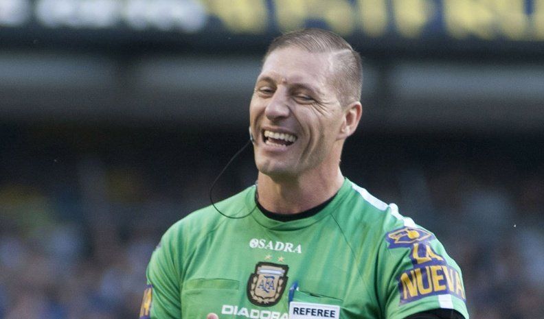 Tras su gran experiencia mundialista, Néstor Pitana vuelve a dirigir en el fútbol argentino.