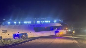 Un colectivo de larga distancia cayó a la cuneta en el acceso norte de Huinca Renancó
