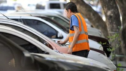 Un cuidacoches fue detenido tras dañar un auto durante las peñas