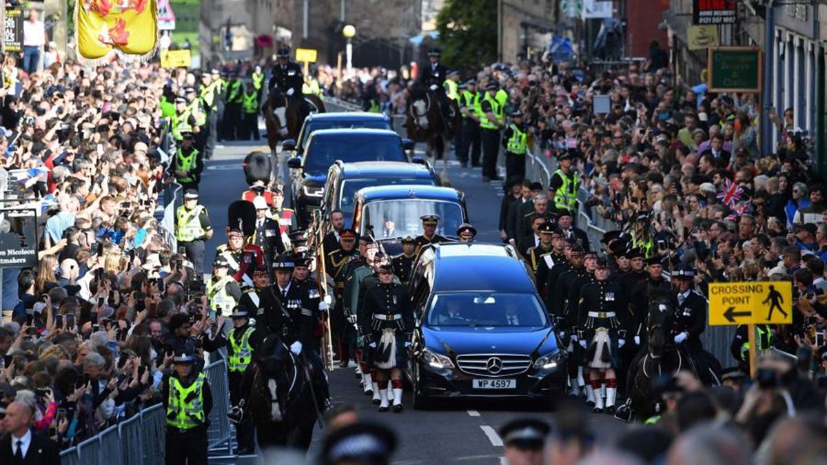 Miles de personas hicieroncola durante horas en Londres para dar su último adiós a la reina Isabel II