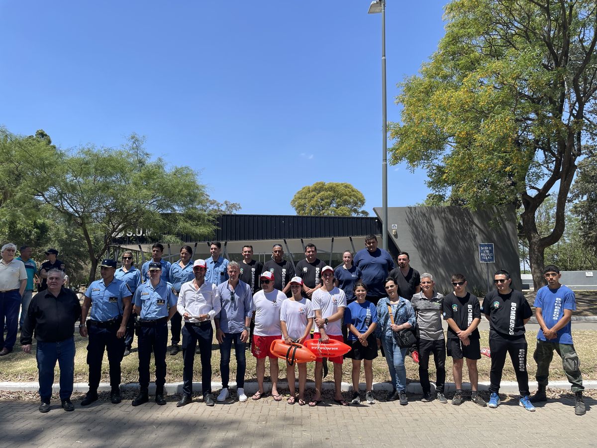 El intendente Ignacio Tagni junto con los guardavidas y equipo de seguridad en la presentación del Operativo Verano.
