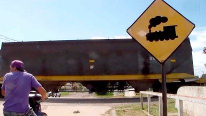 Reclamarán a NCA por barreras en los pasos a niveles de Las Perdices