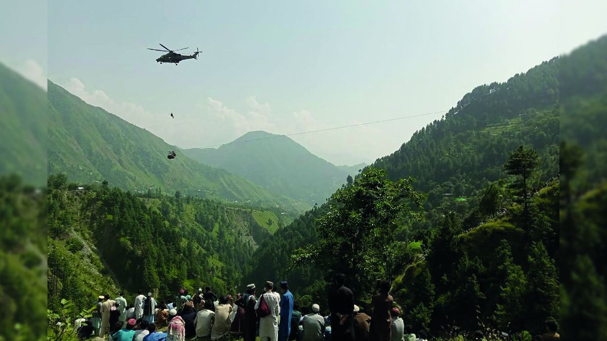 Rescataron a dos adultos y seis niños de un teleférico suspendido a 350 metros de altura en Pakistán