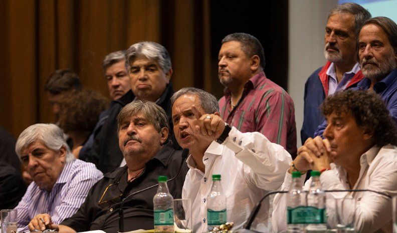 Los gremialistas Sergio Palazzo, Hugo Moyano, Ricardo Pignanelli y Pablo Micheli, entre otros, anunciaron el paro nacional.