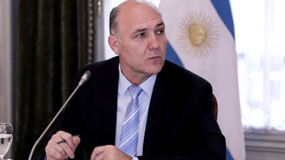 El cruce entre un funcionario y un ex embajador británico: