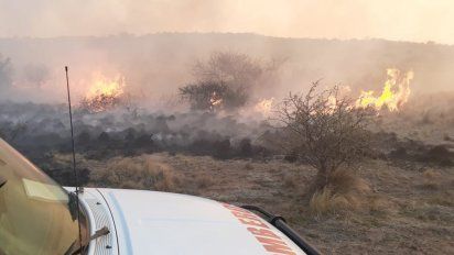 Unos 30 bomberos siguen combatiendo el fuego en Achiras