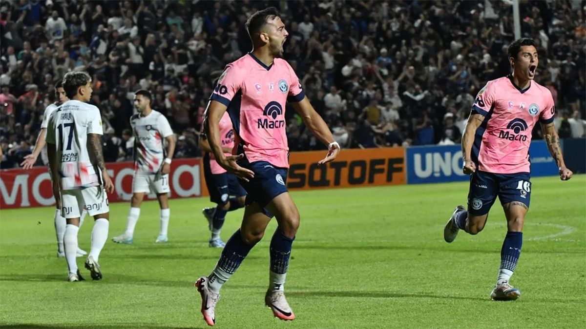 Victorio Ramis, el goleador del encuentro entre Independiente Rivadavia y San Lorenzo.