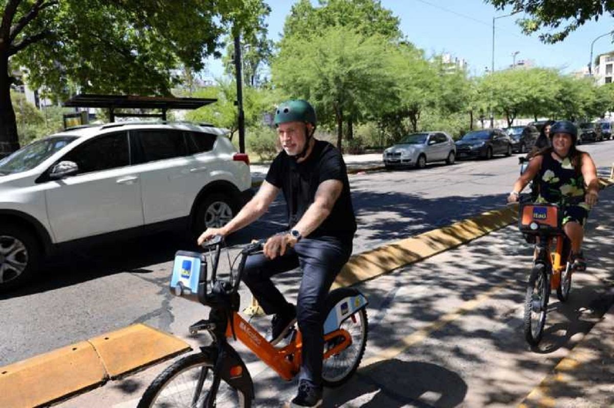 El jefe de Gobierno porteño anduvo en bicicleta para poner de relevancia el desarrollo de las ciclovías en la capital. 