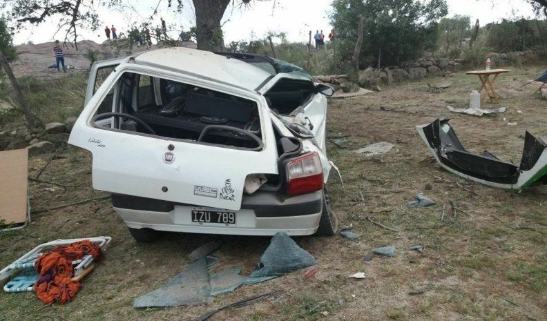 El vehículo de un piloto del Rally aplastó su auto y se salvó de milagro