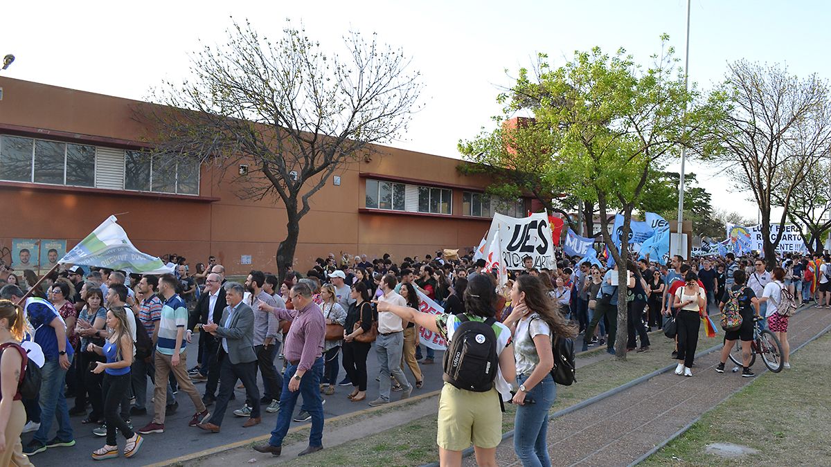 Masiva marcha en defensa de lo público y del Estado. Foto: Estela Zogbe.