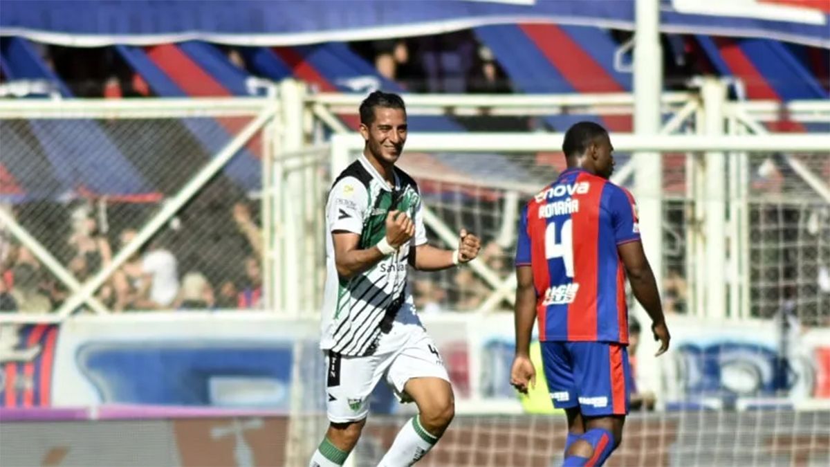 El Pulpo González celebra el gol de San Martín (SJ) y Roamaña lo sufre en San Lorenzo.