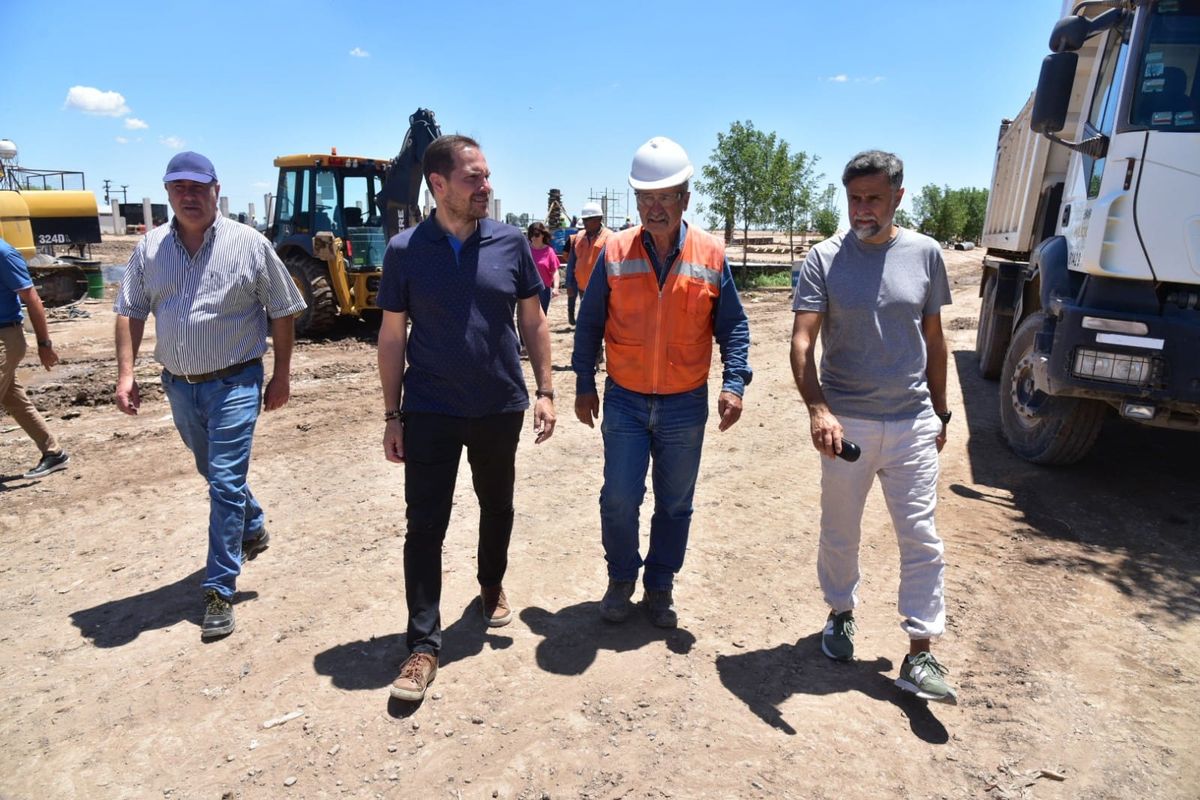 El intendente Gill y los funcionarios Omar Regueira y Germán Tissera recorrieron este martes los avances en la obra del nuevo centro.