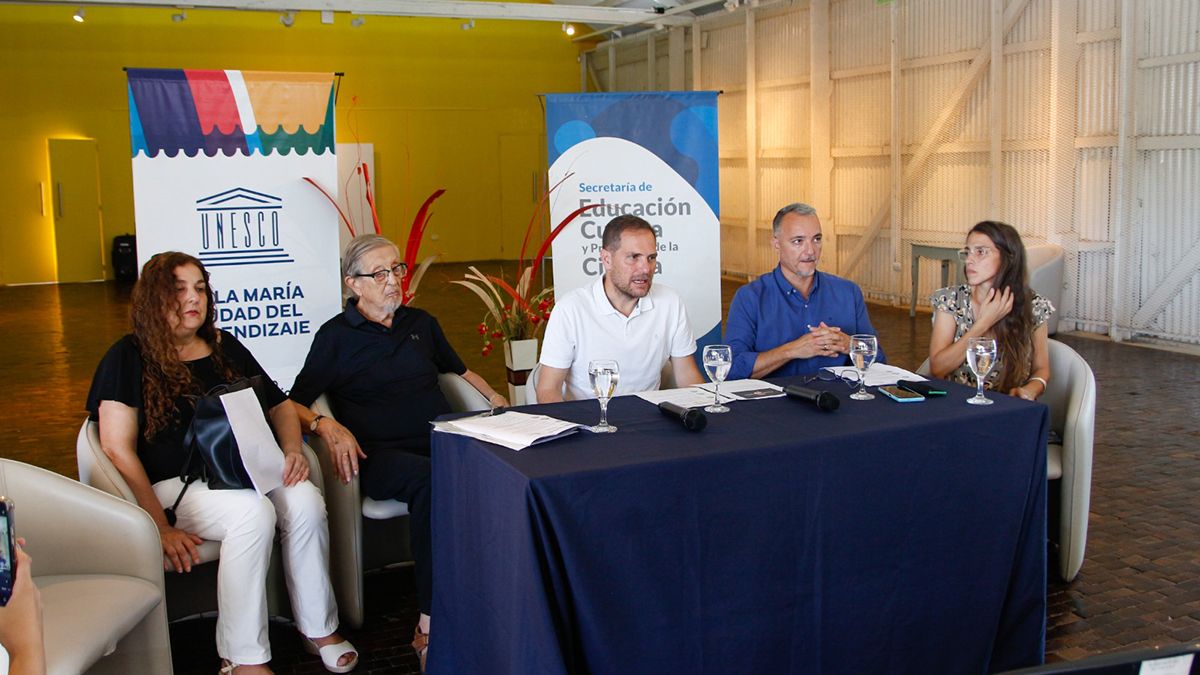 El intendente Martín Gill junto a autoridades municipales y referentes de la mesa de Derechos Humanos presentaron las actividades.