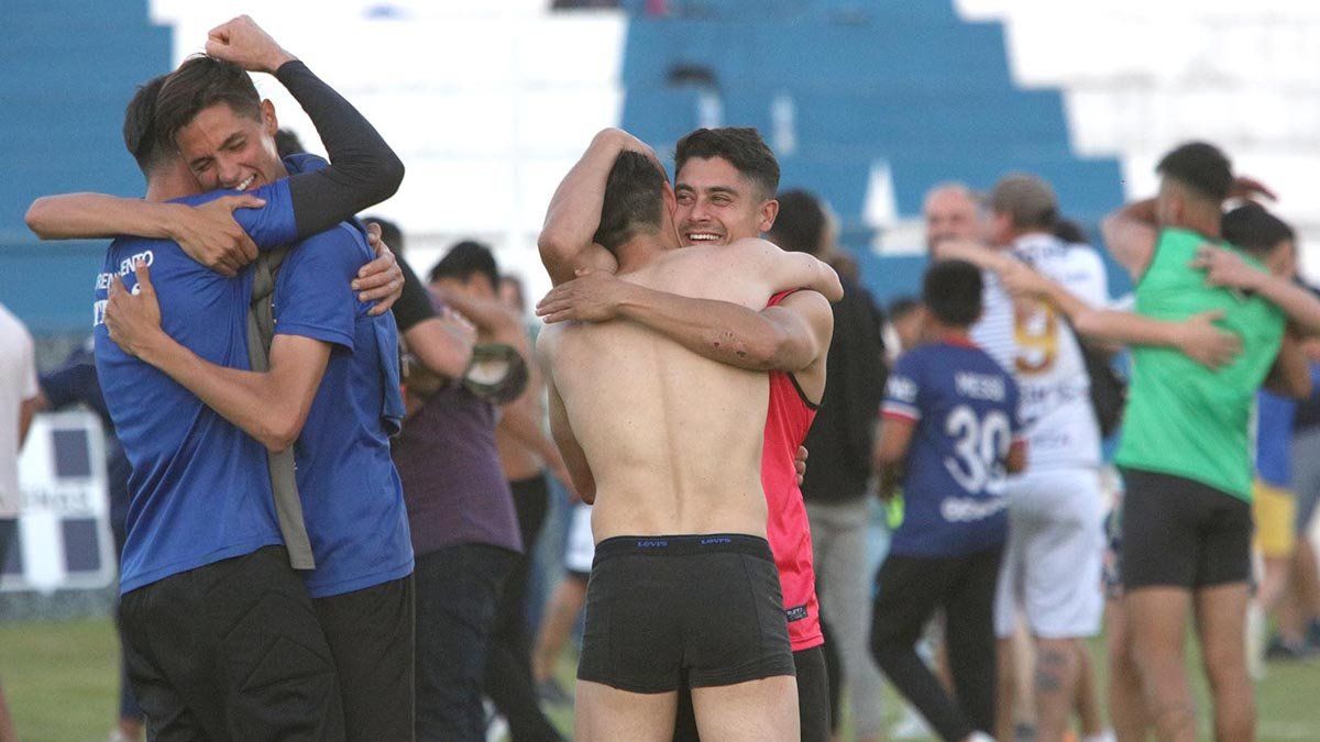 La alegría del plantel Albo tras la consagración.