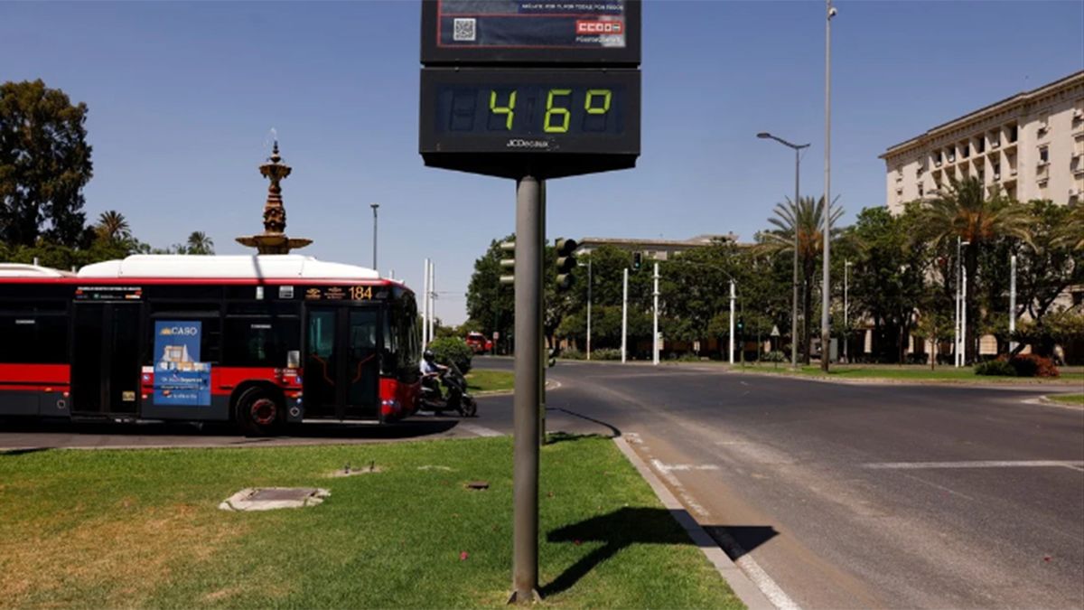 Un termómetro muestra los 46 grados Celsius en una calle de Sevilla