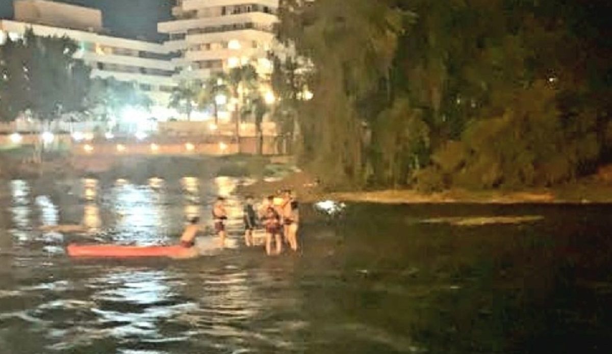 Durante la noche de ayer Bomberos tuvieron que rescatar a una familia que se quedó atrapada en una isla en el  lago frente a las compuertas