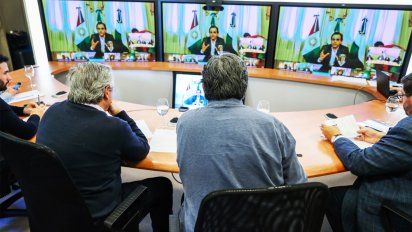 El Presidente llenó seis carillas con los planteos de los 40 intendentes