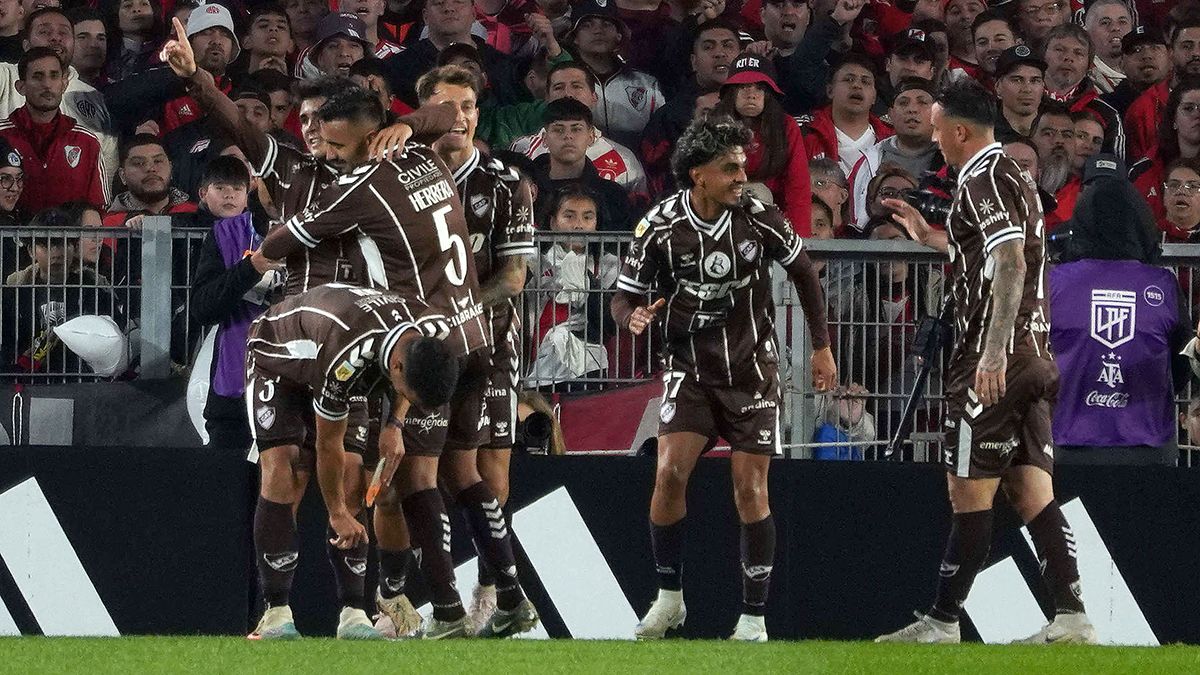 Los jugadores de Platense festejan en el Más Monumental. Vicente Taborda anotó el gol en el tiempo reglamentario para terminar1 a 1 y en los penales ganó 4 a 2.