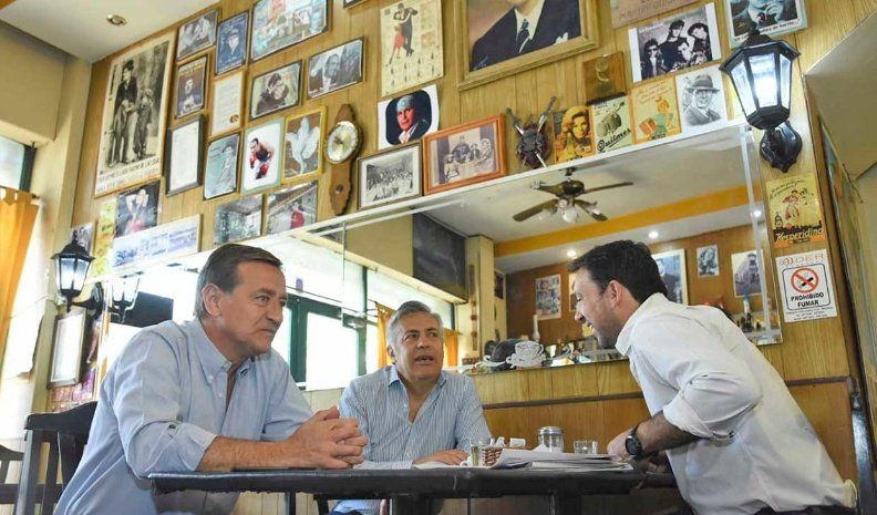 Rodolfo Suárez, flamante gobernador electo de Mendoza, junto al actual mandatario Alfredo Cornejo y un colaborador.