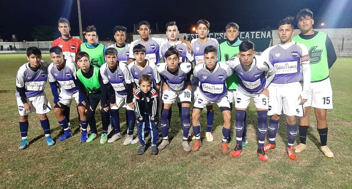 El elenco de Reserva de Deportivo Argentino que el miércoles se impuso 2-0 a Unión de Arroyo Algodón y quedó a 1 punto del líder Alem.