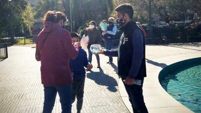 La Ucedé repartió escarapelas, Carrizo no pudo cantar Aurora y Parte se metió en la campaña
