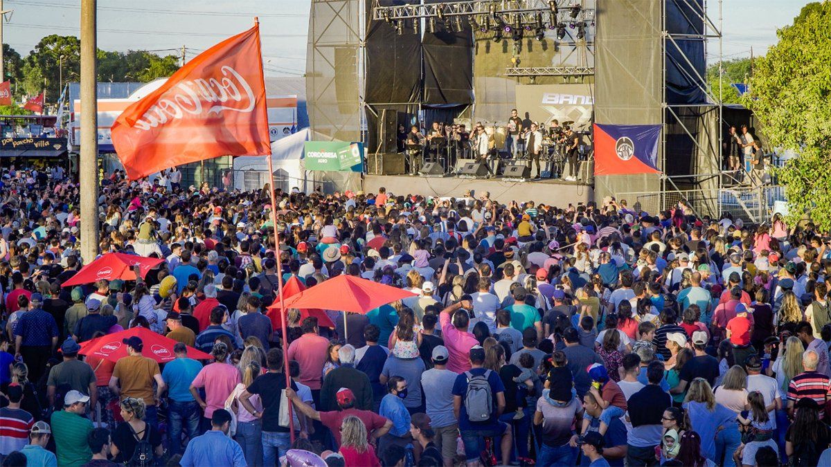 Una multitud participó del cierre a toda música en la Rural.
