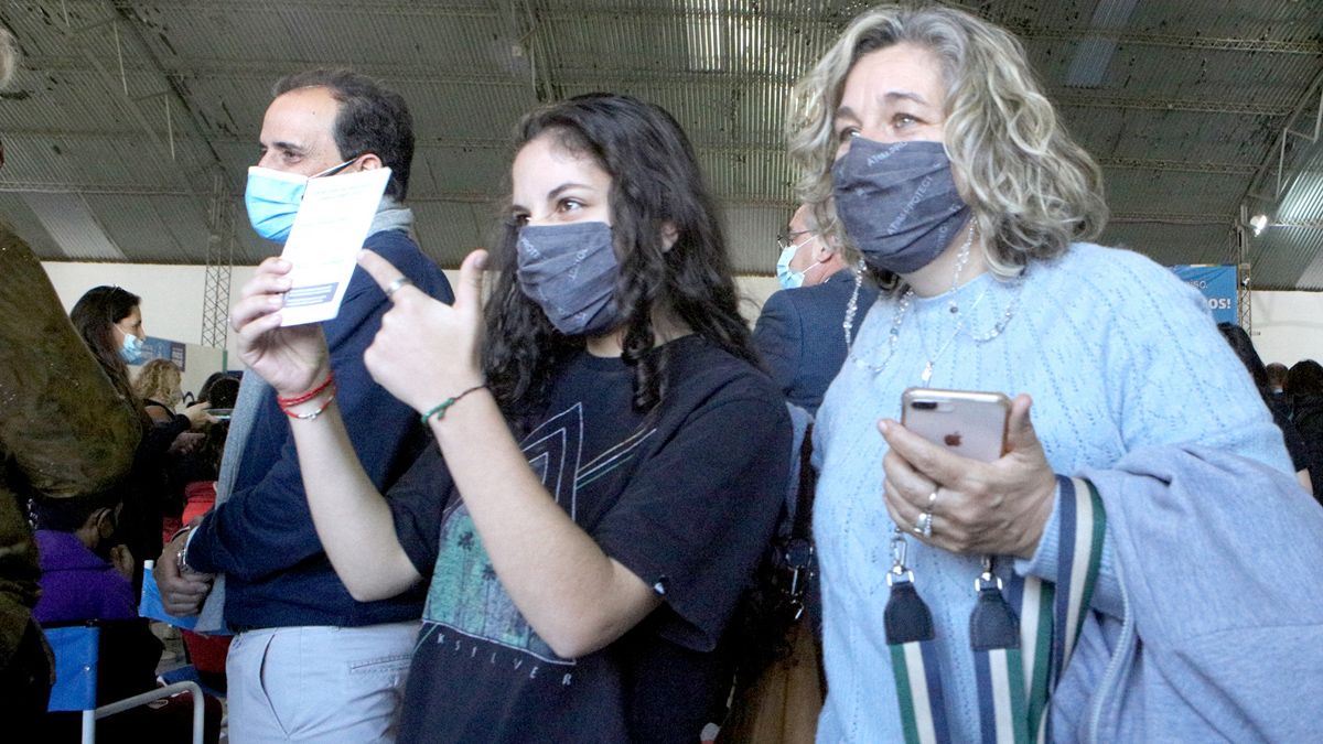 El intendente Llamosas estuvo presente en el primer día de vacunación a menores.