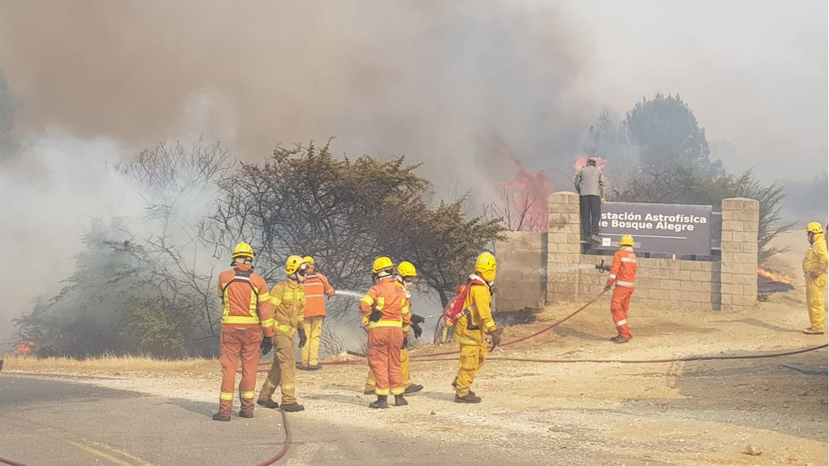 El fuego llegó hasta la estación de Bosque Alegre