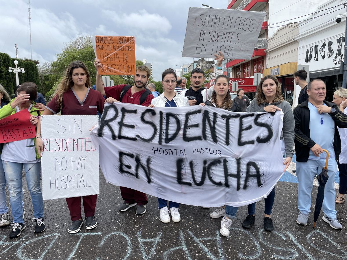 Residentes del Hospital Pasteur se manifestaron en Plaza Centenario.