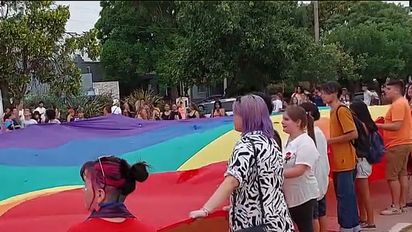 Celebración y pedido de justicia por Sofía Bravo, en la Marcha del Orgullo en La Carlota