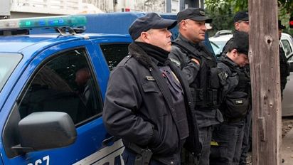 Allanaron la casa de la mamá de Barrelier: estuvo presente la división de canes
