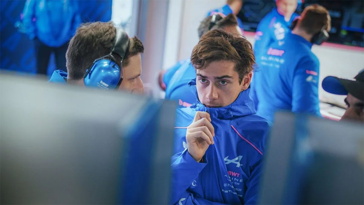 Franco Colapinto observa los monitores en las pruebas de Barcelona, repetirá en los próximos días en Bahréin