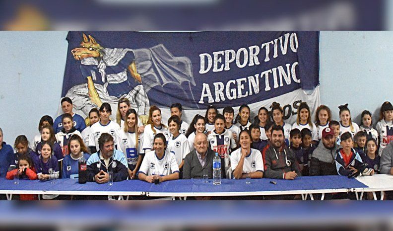 Dirigentes, cuerpo técnico y jugadoras de “Las Panteras”, que sostendrán el logo de su origen futbolístico, pero se transformarán en “Las Lobas” al representar a Deportivo Argentino en el campeonato de la Liga Villamariense.