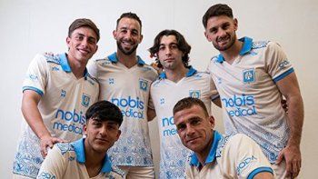 Joaquín Rivero, Ibrahim Hesar, Facundo Gallardo, Gonzalo Maffini, Benjamín Moyano y el “Colo” Cabrera posan con la nueva camiseta conmemorativa por los 114 años del club.&nbsp;
