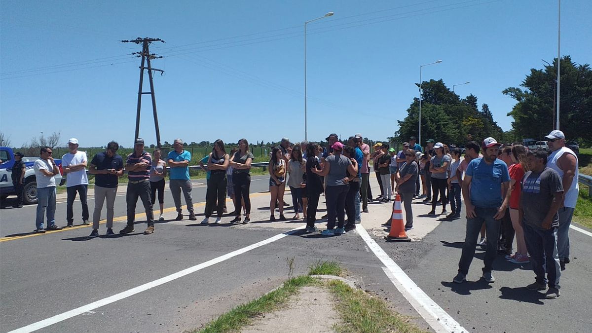 .Los vecinos se convocaron ayer en el cruce de Malena para exigir medidas de seguridad vial. Foto gentileza: Gentileza FM Samba
