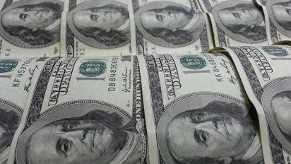 El dólar cerró a 63,07 pesos y se achicó la brecha con el blue