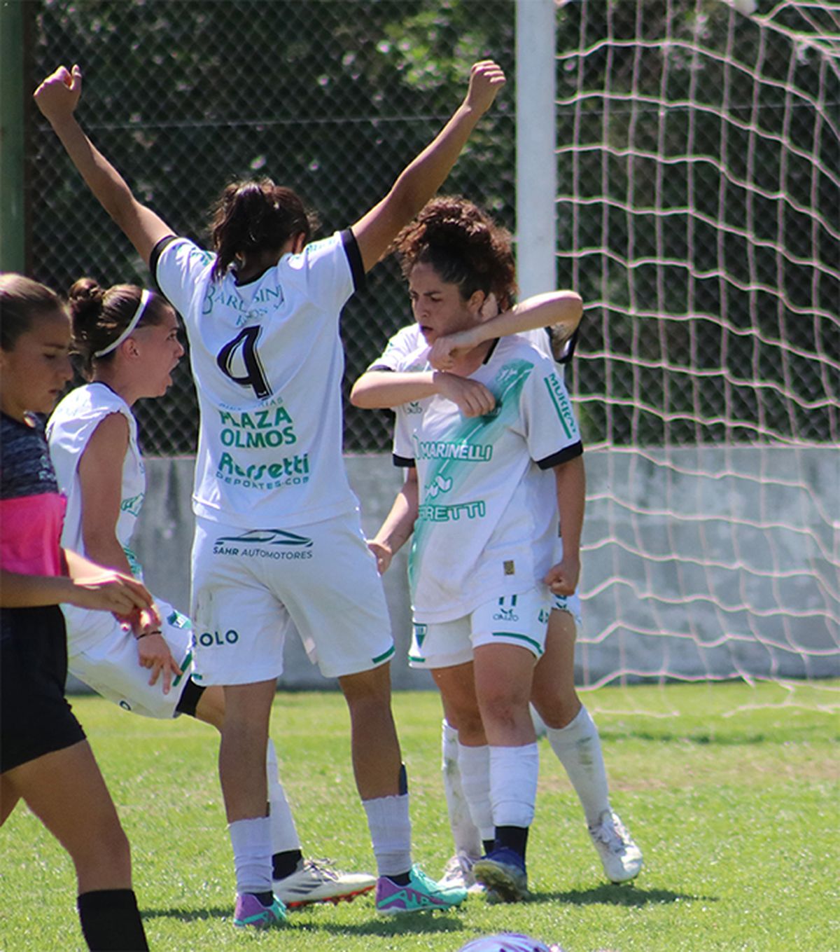 Con gol de Aylén Oyola (foto), Banda Norte le ganó 1 a 0 a Universidad en el partido que puso en marcha la penúltima fecha de la etapa clasificatoria de la Zona de Oro. 