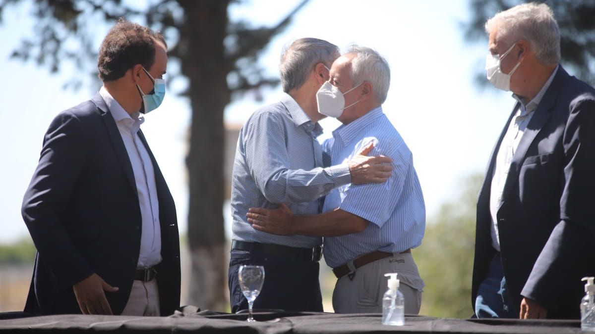 El gobernador Schiaretti saluda al exintendente Benigno Rins.