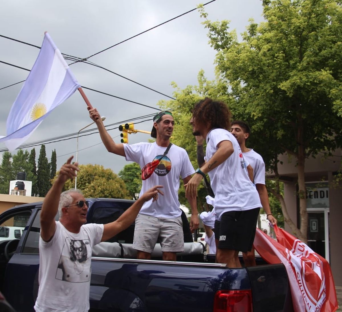 Los tres laboulayenses que viajaron en bici a Qatar ya llegaron a Laboulaye y los recibieron con una caravana.