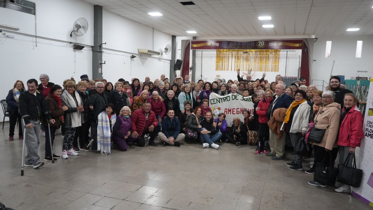 Un centenar de adultos mayores partió ayer hacia la ciudad de Santa María de Punilla.