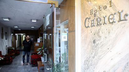 A punta de pistola, entran a un hotel, reducen al conserje y se llevan $ 30 mil