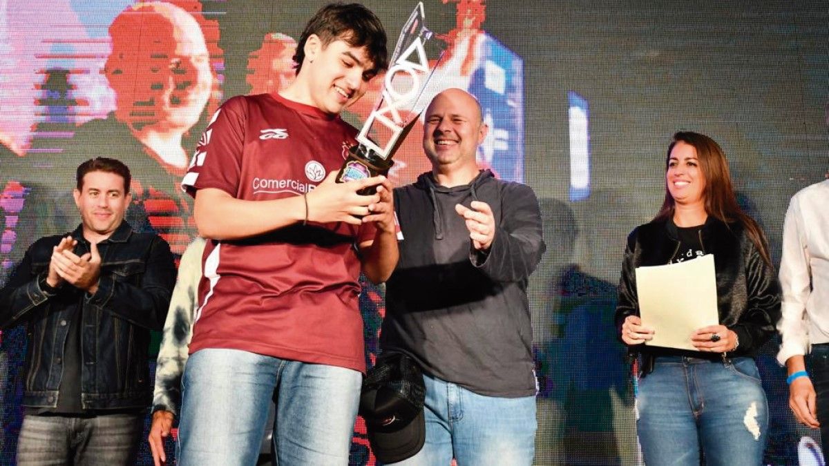 Carletti recibe el premio mayor de la Copa Cordobesa de Fútbol Electrónico en el Mario Alberto Kempes