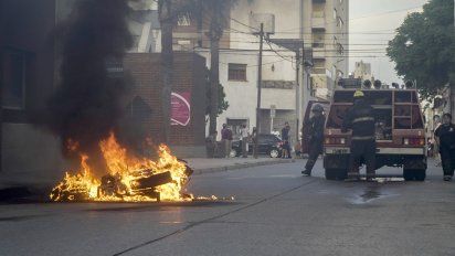 Una moto destruida tras incendiarse en el macrocentro
