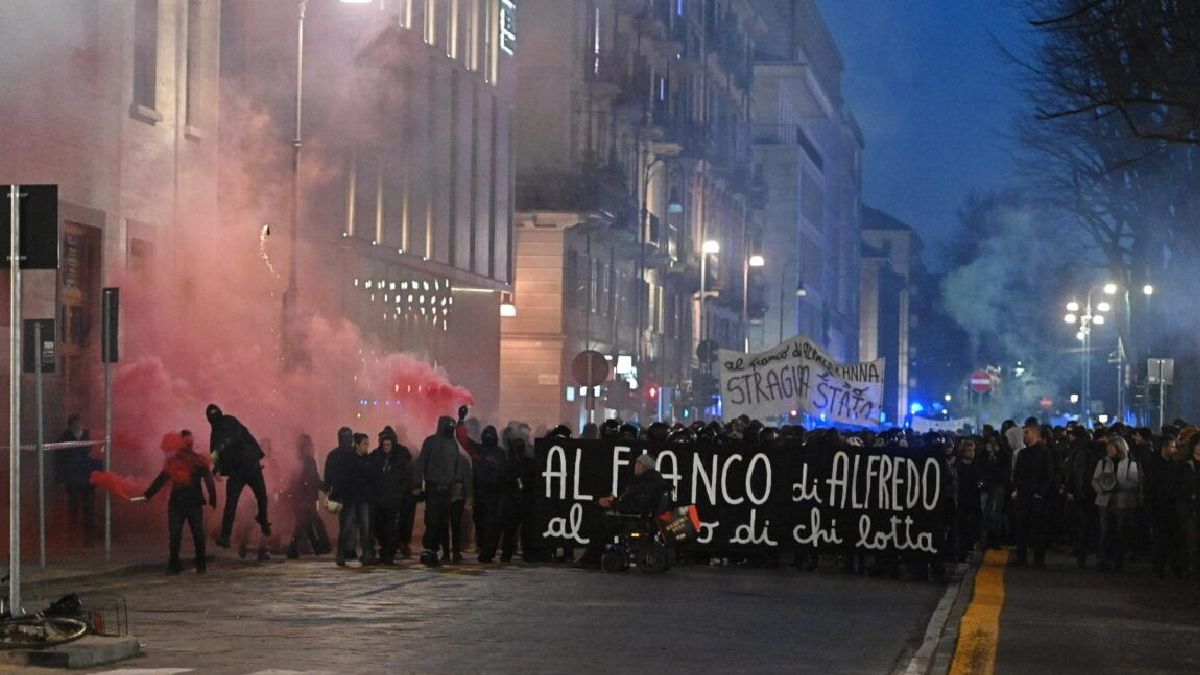 Italia: Al menos dos policías resultaron heridos y 34civiles fueron detenidos el sábado pasado en Turín