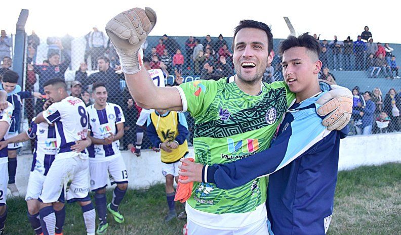 Finalista en buenas manos. Matías Piovano se vistió de arquero como en sus tiempos de baby. Se vistió de héroe al atajar un penal.