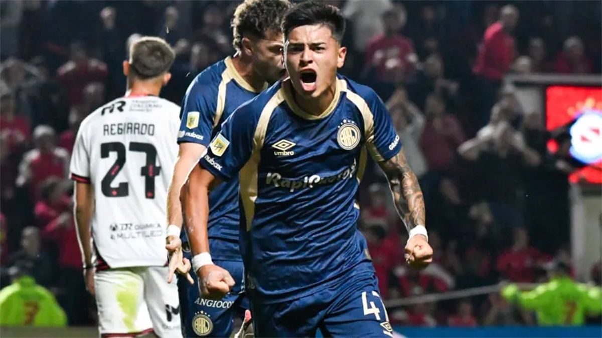 Diego Porcel celebra el primero de sus dos goles para Argentinos Juniors ante Newells.