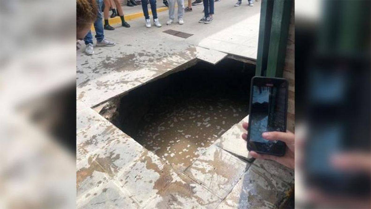 Se hundió el piso de una escuela y los alumnos cayeron en una cámara séptica en Córdoba. Foto gentileza: eldoce.tv