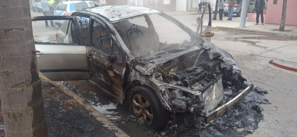 Un auto quedó totalmente destruido tras incendiarse